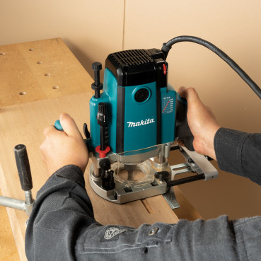 Défonceuse Makita Ø 12mm - 2 100 Watts - capacité de plongée 0 - 70mm - pince diamètre 12mm - poids 6,2kg | RP2303FC07